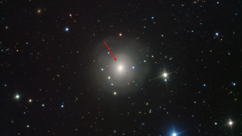 Imagen de la luz de la kilonova (flecha roja) tomada por uno de los telescopios europeos VLT en Chile./ESO