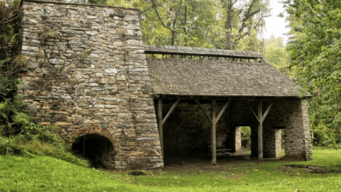 Chimenea y cobertizo de la antigua fundición en Maryland.