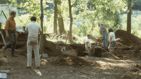 Arqueólogos estadounidenses realizan excavaciones en el cementerio hallado cerca de la fundición Catoctin, en 1979. / Mid-Atlantic Archaeological Research.