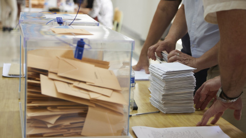 Una mesa electoral comienza a contabilizar los votos, a 23 de julio de 2023, en Sevilla (España).