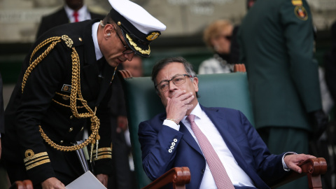 El presidente colombiano Gustavo Petro (R) habla con un oficial durante la ceremonia de promoción de oficiales del Ejército Nacional en la Escuela de Cadetes José María Córdova, a 2 de junio de 2023.