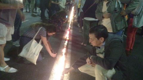 Los manifestantes encienden velas al final de la manifestación de Barcelona por la libertad de Jordi Sànchez y Jordi Cuixart. FERMÍN GRODIRA