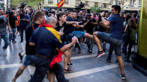 Ultras de extrema derecha arremeten contra los manifestantes  EFE/Biel Aliño