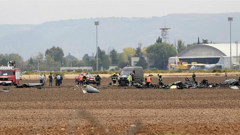 Equipos de emergencia entre los restos del aparato siniestrado. - EFE