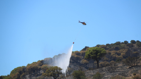 05/08/2023 - Un helicòpter treballa en l'extinició d'un dels focus de l'incendi de Portbou (Alt Empordà) durant la tarda de dissabte.