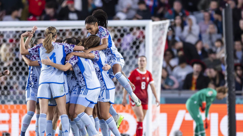 Las jugadoras de la selección española celebran uno de los goles marcados ante Suiza en los octavos de final del Mundial este 5 de agosto de 2023.