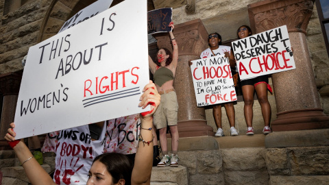 28/06/2022 Varias mujeres se manifiestan a favor del aborto en Denton, Texas