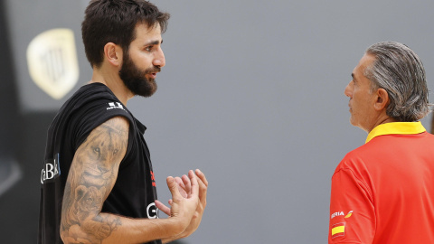 Ricky Rubio charla con el seleccionador Sergio Scariolo durante un entrenamiento de la selección española de baloncesto el 28 de julio de 2023.