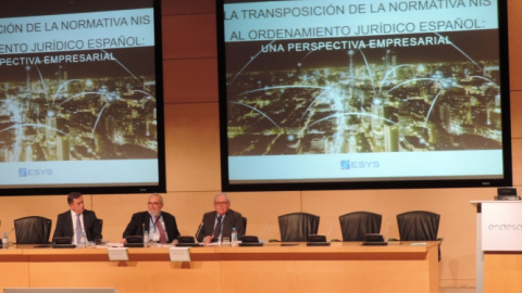 Momento del debate sobre la Directiva NIS  con el Presidente de la Fundación ESYS, Javier Gómez-Navarro, y el  exminitro de Defensa y presidente de la Asociación DigitalES, Eduardo Serra.