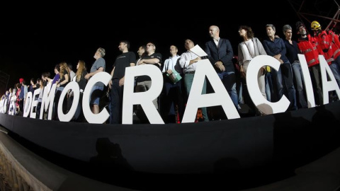 Participants al mitin de final de campanya formen la paraula 'democràcia' / EFE Quique Garcia