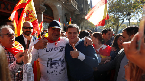 El líder de Ciudadanos, Albert Rivera, junto a un simpatizante en la manifestación por la unidad de España, en Barcelona, el pasado 29 de octubre. REUTERS/Rafael Marchante