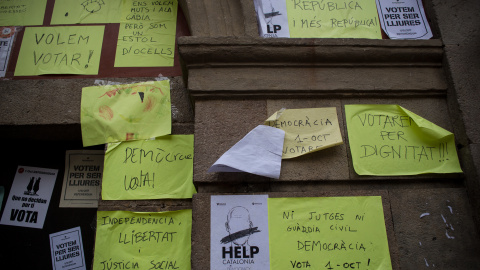 Carteles a favor del referéndum por la independencia de Catalunya del 1-O en la Plaza de la Vila, en el barrio de Gràcia de Barcelona. /JAIRO VARGAS