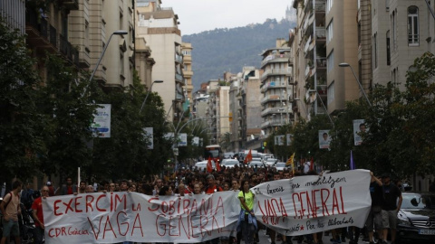 Miembros de Arran, organización juvenil vinculada a la CUP, recorren el barrio de Gracia de Barcelona con motivo de la la huelga general convocada para en Catalunya. EFE/Alberto Estévez.