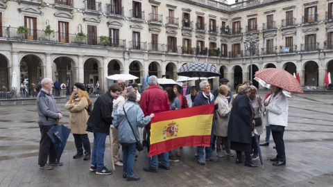 Una treintena de personas se han concentrado frente al Ayuntamiento de Vitoria en respuesta a la convocatoria de la Fundación para la Defensa de la Nación Española en contra del referéndum de Cataluña de mañana. EFE/Adrián Ruiz De Hierro