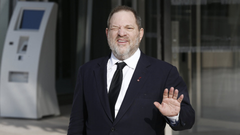 Fotografía de archivo del productor estadounidense Harvey Weinstein durante la Semana de la Moda de París, Francia, el 11 de marzo de 2015.EFE/Franck Robichon