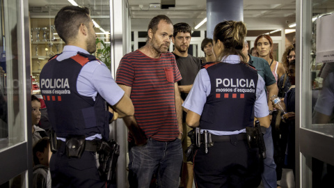 Los Mossos acceden a Escola Auró para levantar acta de las actividades que realizan los colegios y para advertir de que tienen que estar cerrados antes de las 6:00 h. de la mañana del domingo. EFE/Biel Aliño.