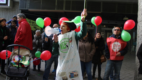 Concentración de activistas para apoyar la ILP por el derecho a al vivienda en la puerta de la Asamblea de Madrid.- @ILPViviendaMad