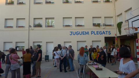 Famílies de Sabadell han mantingut oberts 23 centres electorals la nit de divendres. JORDI DE MIGUEL