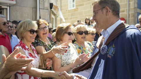 El presidente del PP, Alberto Núñez Feijóo saluda a unas mujeres durante la LXXI Festa do Albariño celebrado en Cambados, Pontevedra, este domingo 6 de agosto de 2023.