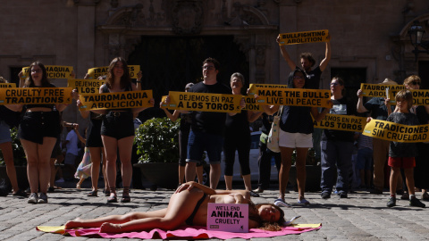 Miembros de las organizaciones por la defensa de los animales AnimaNaturalis y CAS International participan este domingo una protesta contra las corridas de toros en la Plaza de Cort de Palma de Mallorca. En Palma de Mallorca, a 06/08/2023.