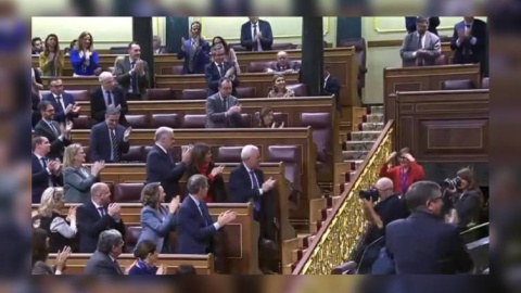 Momento en el que el Congreso ovaciona a la fotógrafa Emilia Gutiérrez.