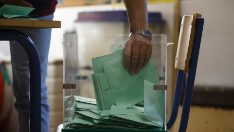 (19/6/2022) Una de las personas responsables recoge los votos de una urna para proceder al recuento de votos en un colegio de Córdoba, el domingo 19 de junio.