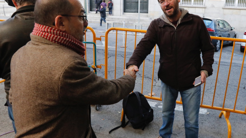 El dimitido secretario general de Podem Albano Dante Fachin saluda al diputado del PdeCat Carles Campuzano en las puertas del Tribunal Supremo, donde ha acudido a declarar la presidenta del Parlament, Carme Forcadell. EFE/ Ángel Díaz