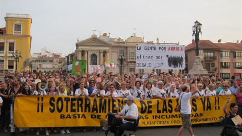 Miles de personas recorren Murcia para seguir reivindicando el soterramiento integral de las vías