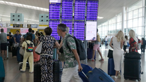 El pas continu de passatgers a la zona de sortides de l'aeroport del Prat.