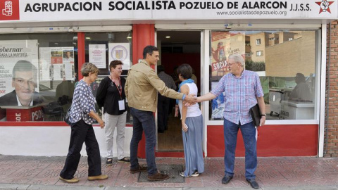 Fotografía facilitada por el PSOE de su secretario general, Pedro Sánchez (c), a su llegada a la agrupación de Pozuelo de Alarcón donde ha ejercido su derecho al voto para las primarias del PSOE-M, tras regresar de la apertura del VIII Congreso del PS