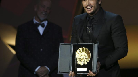 El director y actor James Franco recoge la Concha de Oro a la Mejor Película por "The Disaster Artist", durante la gala de clausura de la 65 edición del Festival Internacional de Cine de San Sebastián. EFE/Javier Etxezarreta