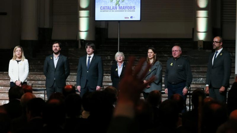 El president de la Generalitat, Carles Puigdemont, amb els consellers Clara Ponsatí, Toni Comín, Meritxell Serret i LLuís Puig, a Brussel·les aquest dimarts, en un acte amb alcaldes catalans. EFE