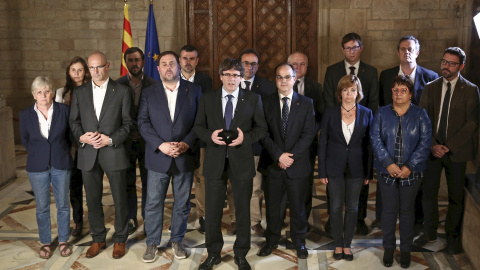 Fotografia facilitada por la Generalitat de la declaración del president catalán Carles Puigdemont y su gobierno tras el referéndum celebrado en Cataluña. EFE/Jordi Bedmar