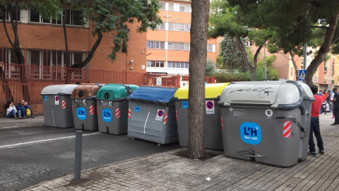 Barricada en el Instituto de Educación Secundaria Provençana en el barrio de Sant Josep en L´Hospitalet./ EUROPA PRESS