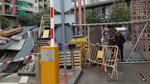 Una mujer cruza una de las barricadas que los ciudadanos catalanes han montado para evitar que la Guardia Civil acceda a los colegios electorales a requisar urnas y papeletas./ REUTERS