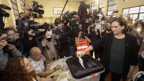 La alcaldesa de Barcelona, Ada Colau, vota en el centro cívico La Sedeta de Barcelona en el referéndum sobre la independencia de Catalunya, suspendido por el Tribunal Constitucional./ EFE