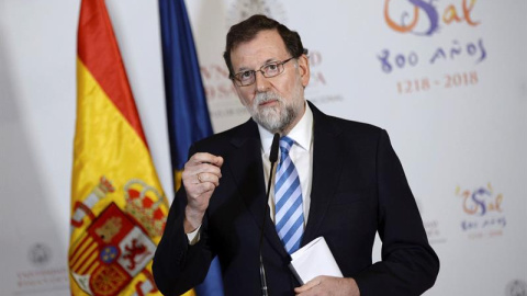 El presidente del Gobierno, Mariano Rajoy, durante la rueda de prensa que ha ofrecido hoy antes de asistir en la Universidad de Salamanca al acto de investidura como doctores honoris causa del presidente de la Comisión Europea, Jean Claude Juncker, y el