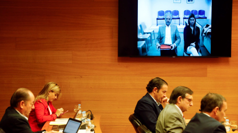 Uno de los cabecillas de la trama Gürtel, Pablo Crespo, interviene desde la cárcel por el sistema de videoconferencia ante la comisión de Les Corts Valencianes que investiga la gestión de Feria Valencia. EFE/ Kai Forsterling