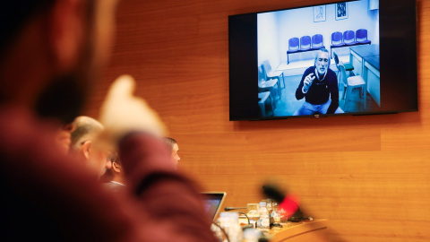 El cabecillas de la trama Gürtel Francisco Correa, en un monitor, durante su intervenciñon por videoconferencia enla comisión de Les Corts Valencianes que investiga la gestión de Feria Valencia.EFE/ Kai Forsterling