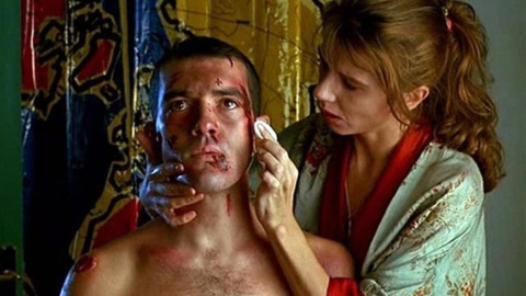 Antonio Banderas con Victoria Abril, en una secuencia de '¡Átame!'.