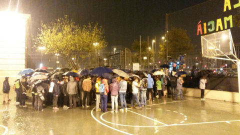 Los Mossos han llegado al colegio Francesc Macià de Barcelona, pero se han ido. Las personas allí concentradas les han dicho que estaban celebrando un torneo de ajedrez.