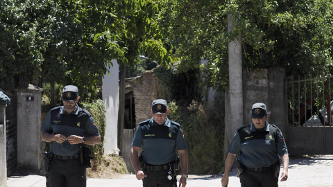 04/08/2023 - Varios agentes de la Guardia Civil montan guardia en Samos, Lugo, a 4 de agosto de 2023.