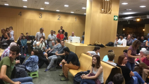 Colegio electoral en oficina de Benestar Social, del Departament de Treball, Afers Socials i Families de la Generalitat  Más de 100 personas concentradas en interior desde las 5 de la mañana