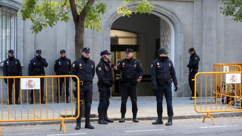 Agentes de la Policía Nacional en la entrada del Tribunal Supremo, durante las declaraciones de Carme Forcadell y otros miembros de la Mesa del Parlament, por la declaración de independencia catalana. REUTERS/Sergio Perez