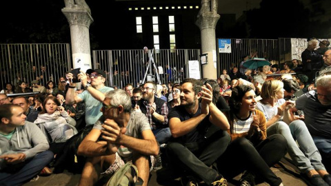 La afluencia de personas dispuestas a participar en el referéndum convocado para hoy por el Govern ha comenzado a crecer a partir de las 5 de la mañana ante los colegios y locales de Cataluña designados como puntos de votación, en respuesta al llamami