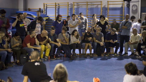 Encierro en el colegio Fructuós Gelabert de Barcelona la noche antes del referéndum de independencia de Catalunya. /JAIRO VARGAS