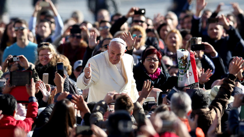 El Papa Francisco saluda a los fieles congregados en la Plaza de San Pedro, a su llegada a la audiencia general de los miércoles en el Vaticano. REUTERS/Alessandro Bianchi