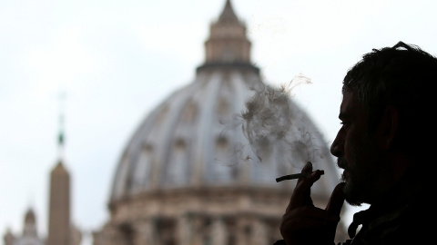 Un hombre fumando cerca de la Plaza de San Pedro. REUTERS/Alessandro Bianchi