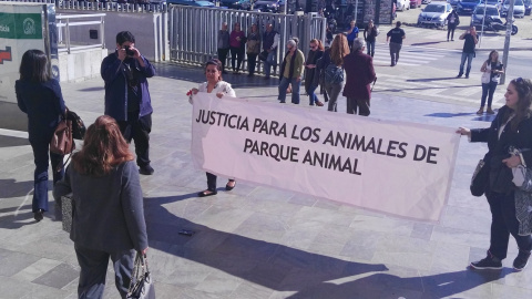 La exdueña de Parque Animal, a la salida de los juzgados. EUROPA PRESS