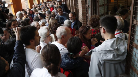 Colas de personas intentando votar en el centro cívico La Sedeta de Barcelona | EFE